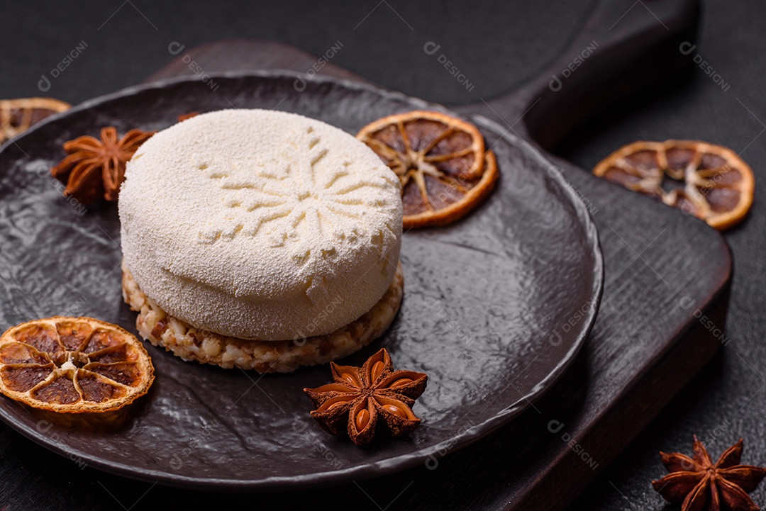 Bolo de Natal, decorado com especiarias e frutas secas.
