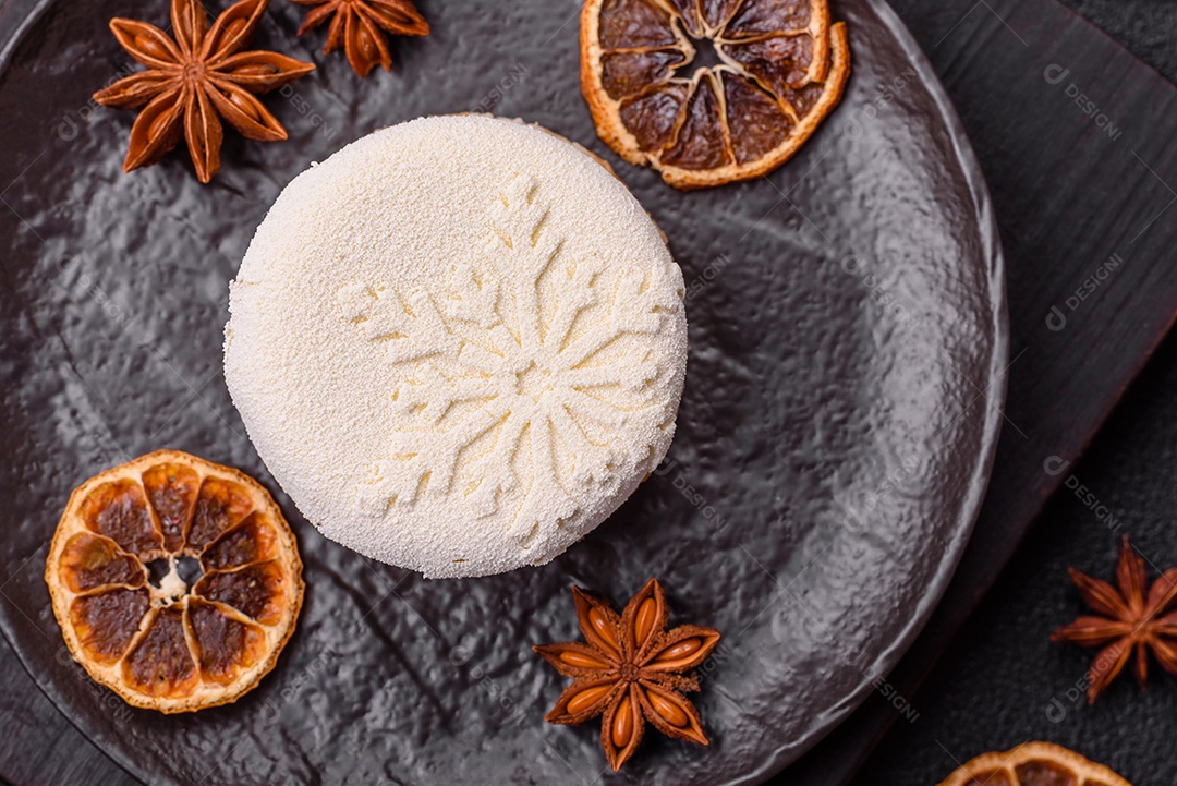 Bolo de Natal, decorado com especiarias e frutas secas.