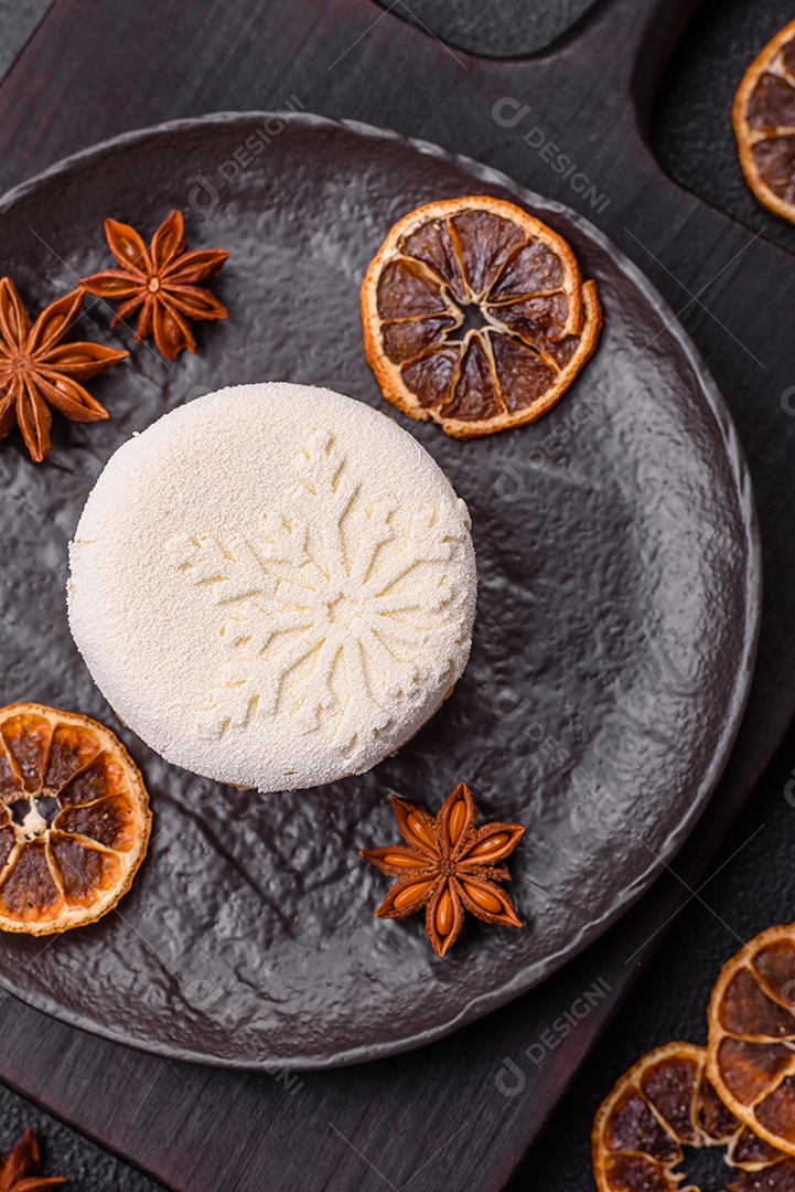 Bolo de Natal, decorado com especiarias e frutas secas.