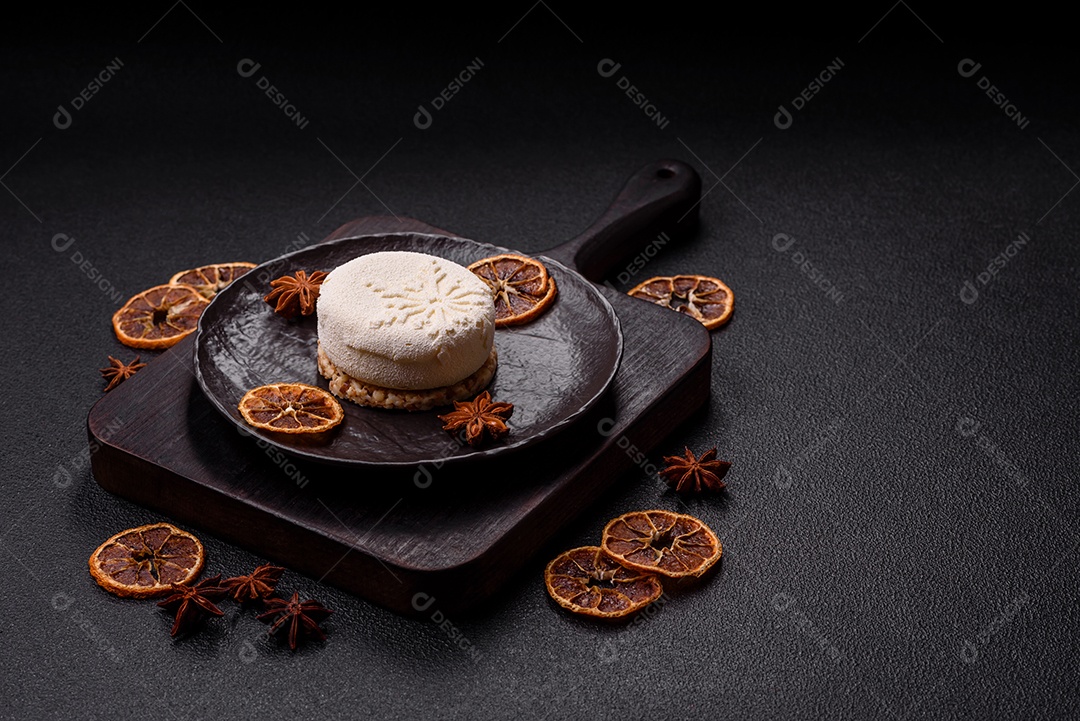 Bolo de Natal, decorado com especiarias e frutas secas.