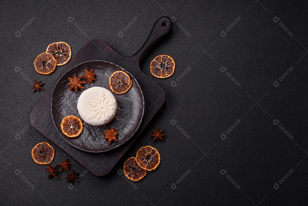 Bolo de Natal, decorado com especiarias e frutas secas.