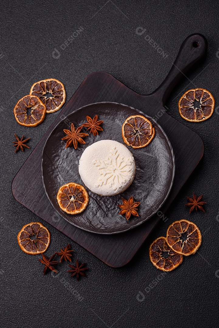 Bolo de Natal, decorado com especiarias e frutas secas.