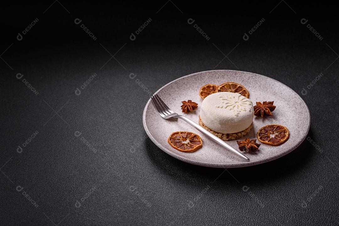 Bolo de Natal, decorado com especiarias e frutas secas.