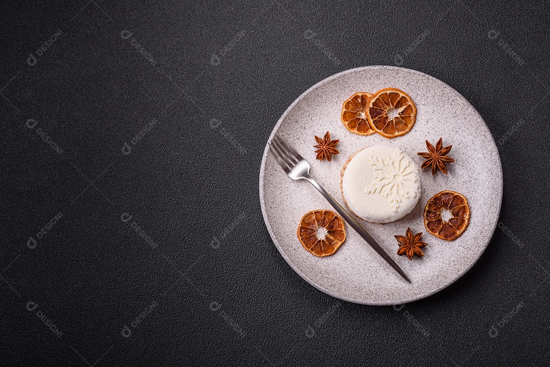 Bolo de Natal, decorado com especiarias e frutas secas.