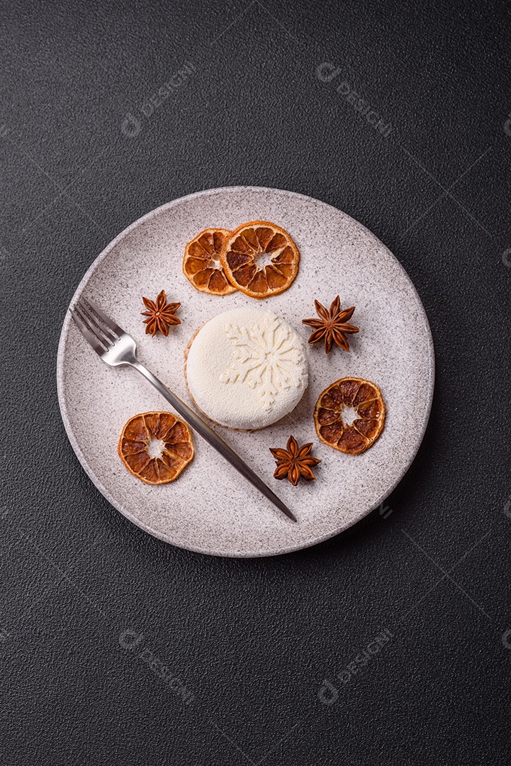 Bolo de Natal, decorado com especiarias e frutas secas.