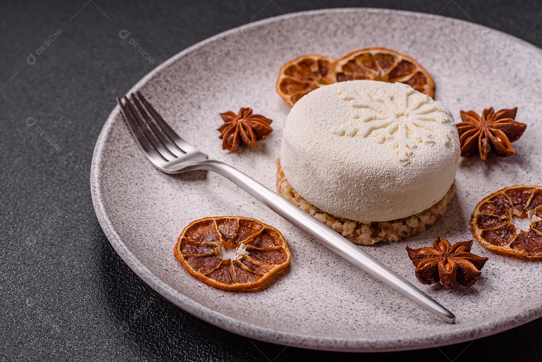 Bolo de Natal, decorado com especiarias e frutas secas.