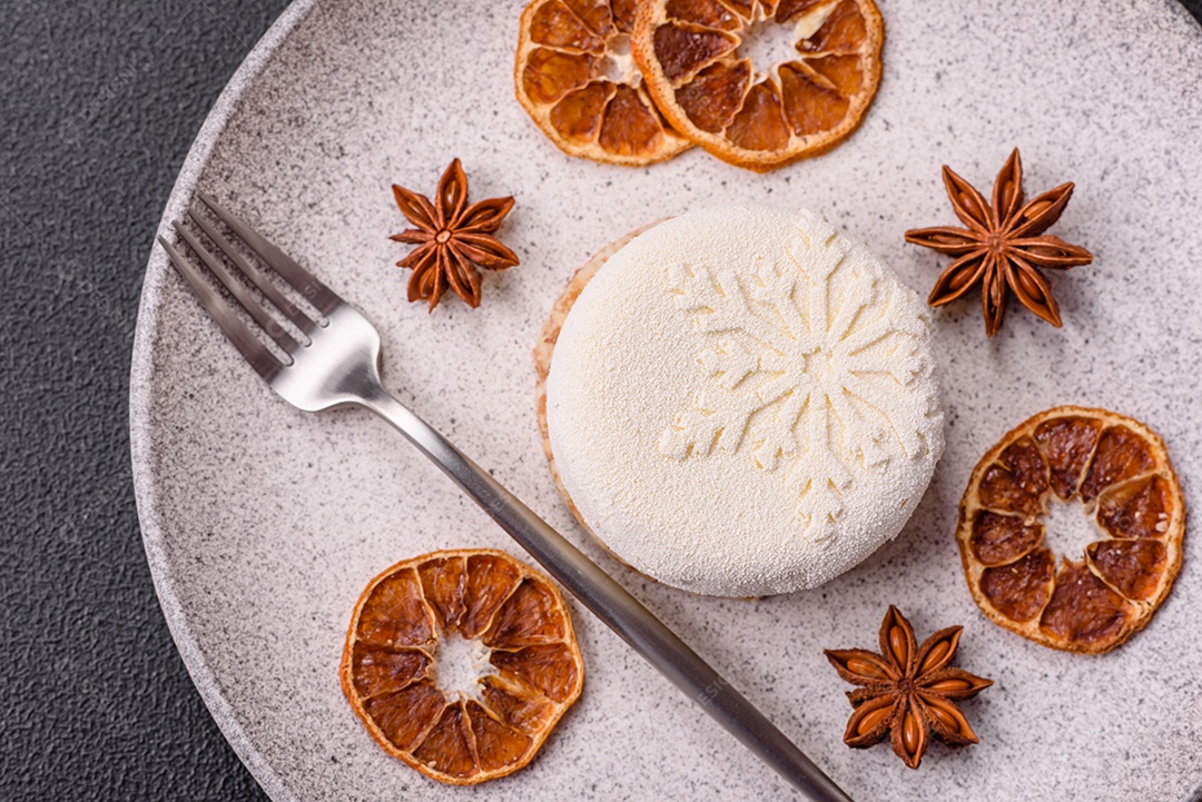 Bolo de Natal, decorado com especiarias e frutas secas.