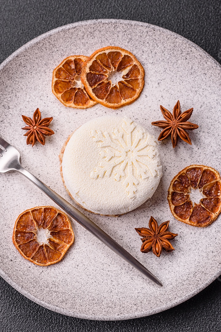 Bolo de Natal, decorado com especiarias e frutas secas.