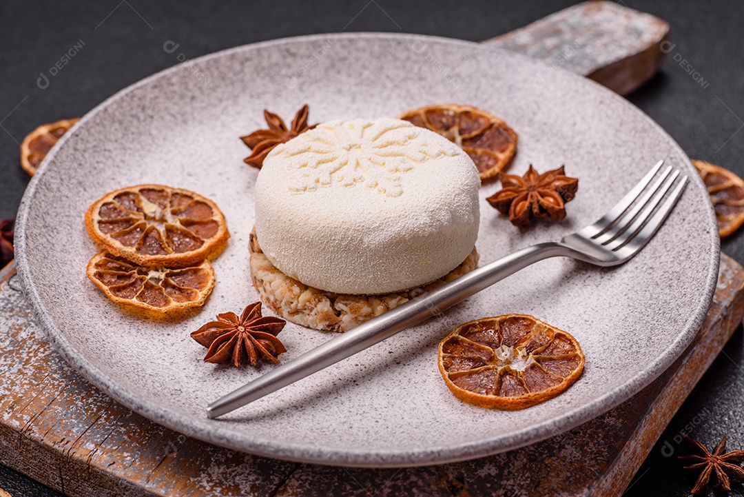 Bolo de Natal, decorado com especiarias e frutas secas.