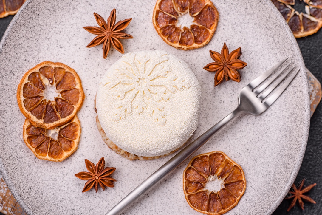 Bolo de Natal, decorado com especiarias e frutas secas.