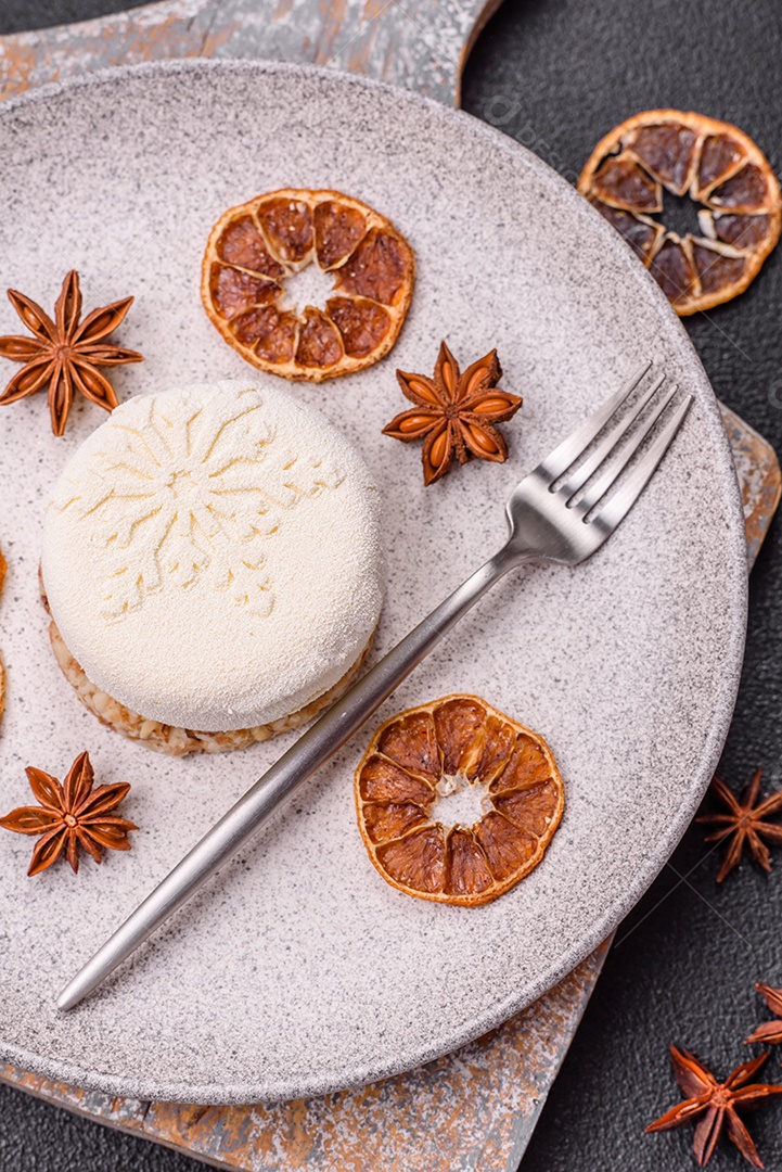 Bolo de Natal, decorado com especiarias e frutas secas.