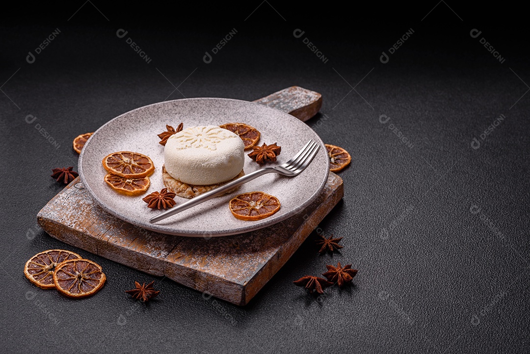 Bolo de Natal, decorado com especiarias e frutas secas.