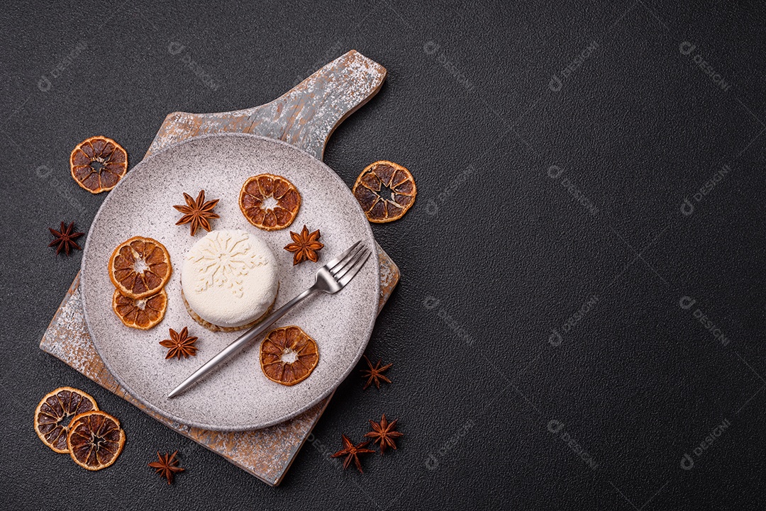 Bolo de Natal, decorado com especiarias e frutas secas.