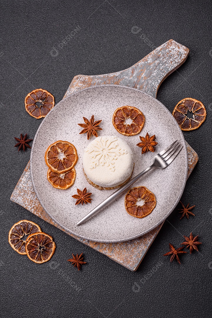 Bolo de Natal, decorado com especiarias e frutas secas.