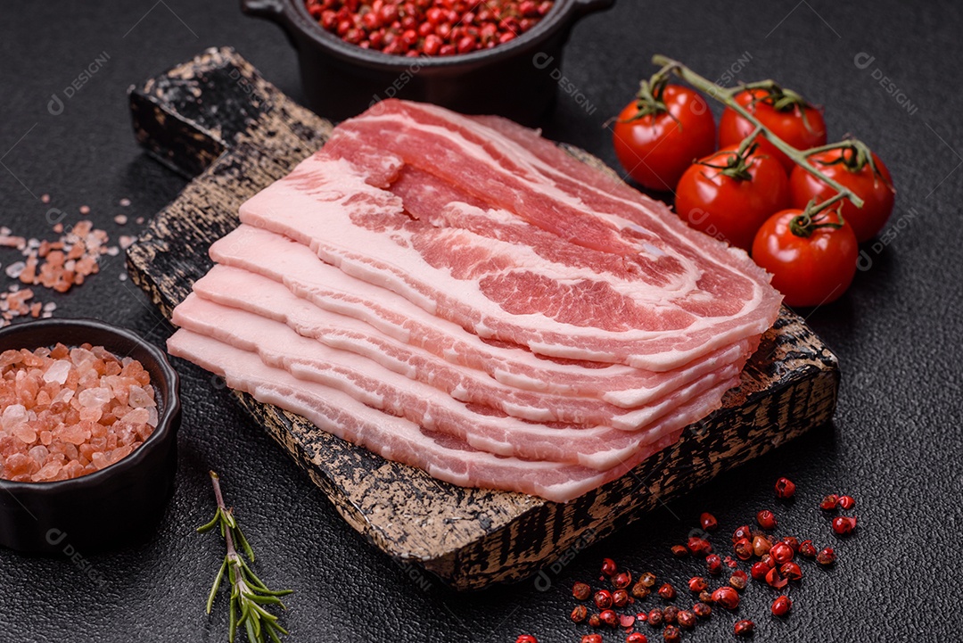 A imagem mostra fatias de barriga de porco crua, também conhecida como toucinho ou, em alguns casos, bacon. A barriga de porco
