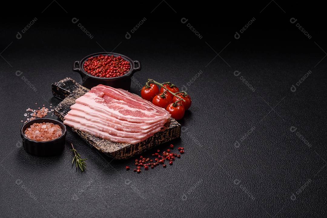 A imagem mostra fatias de barriga de porco crua, também conhecida como toucinho ou, em alguns casos, bacon. A barriga de porco