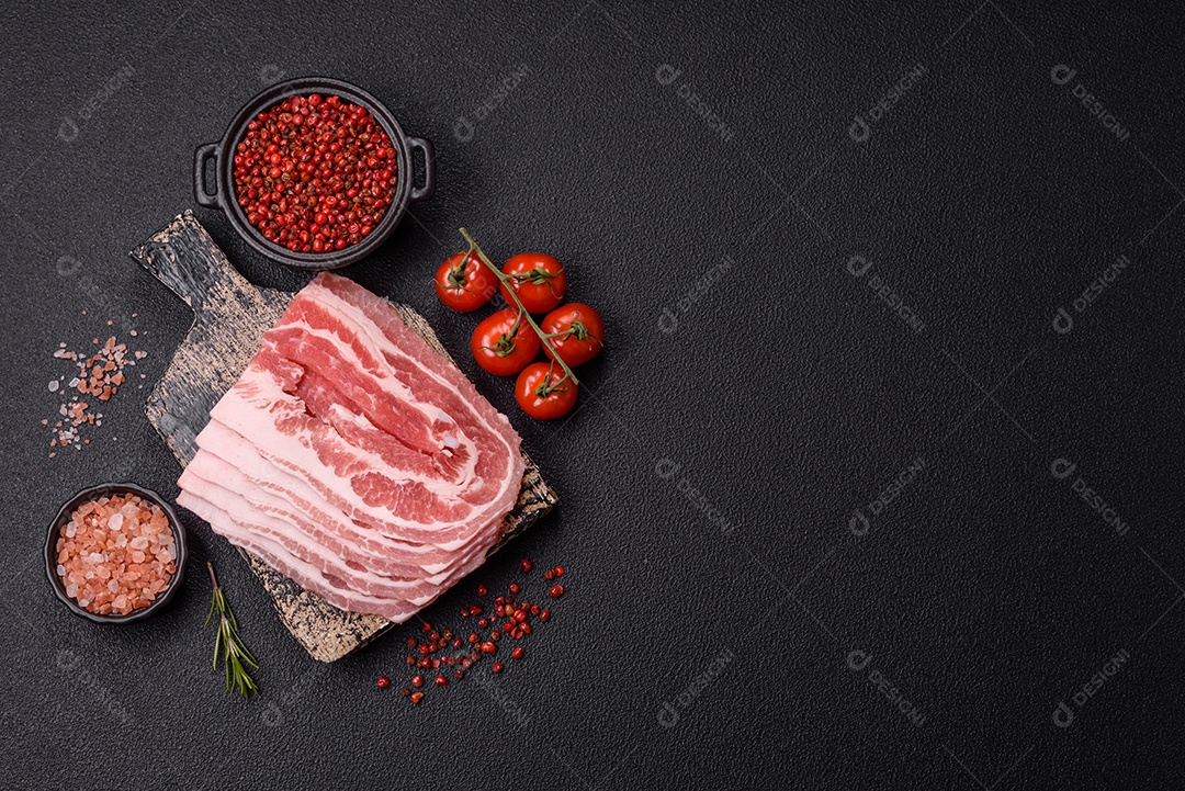 A imagem mostra fatias de barriga de porco crua, também conhecida como toucinho ou, em alguns casos, bacon. A barriga de porco