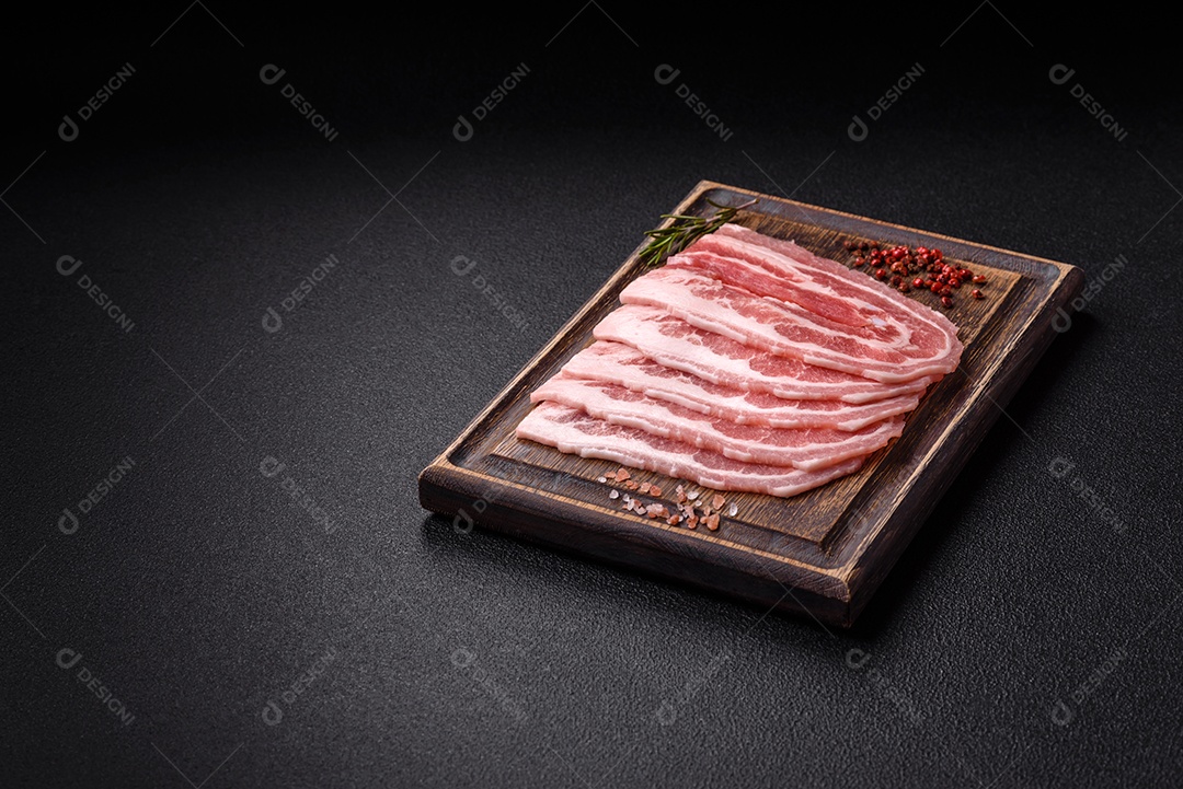 A imagem mostra fatias de barriga de porco crua, também conhecida como toucinho ou, em alguns casos, bacon. A barriga de porco