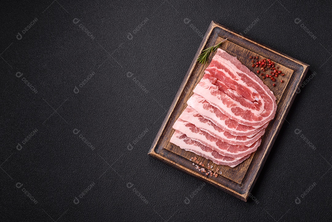A imagem mostra fatias de barriga de porco crua, também conhecida como toucinho ou, em alguns casos, bacon. A barriga de porco