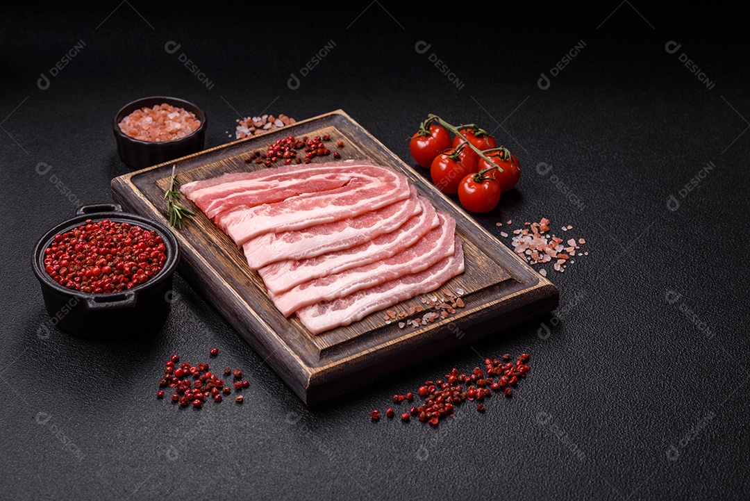 A imagem mostra fatias de barriga de porco crua, também conhecida como toucinho ou, em alguns casos, bacon. A barriga de porco