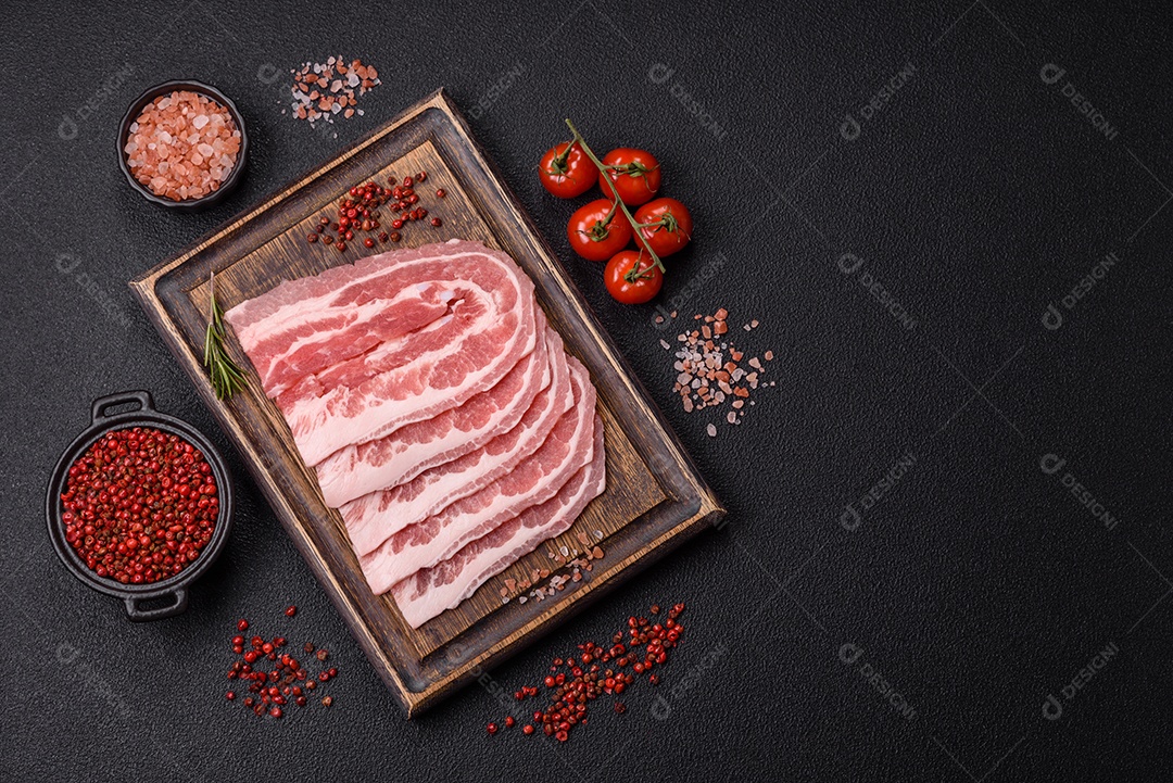 A imagem mostra fatias de barriga de porco crua, também conhecida como toucinho ou, em alguns casos, bacon. A barriga de porco