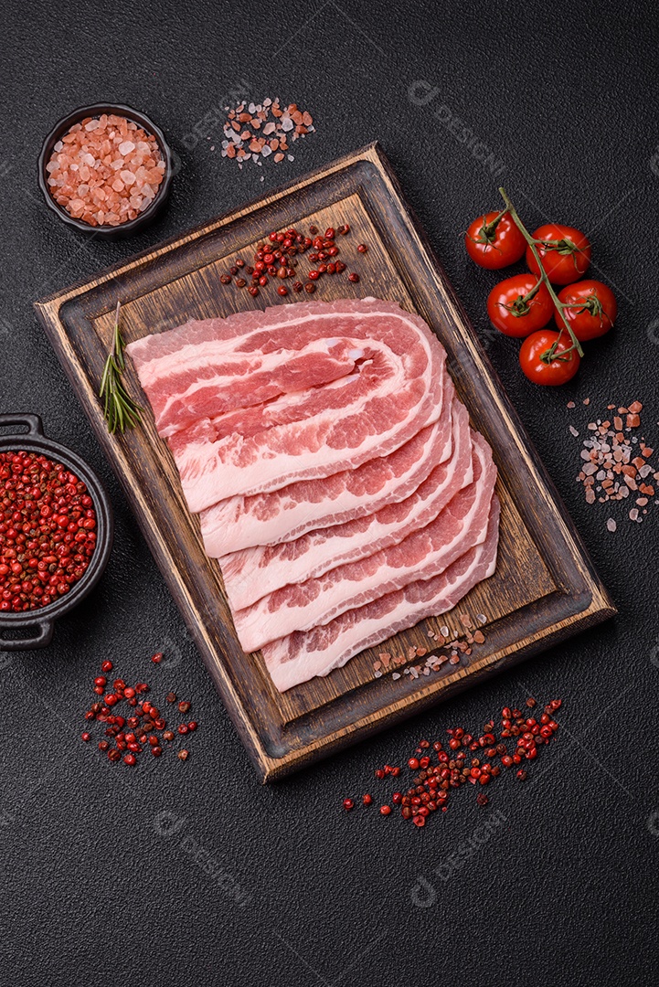 A imagem mostra fatias de barriga de porco crua, também conhecida como toucinho ou, em alguns casos, bacon. A barriga de porco