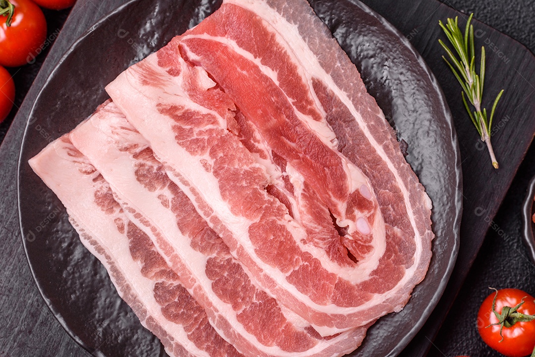A imagem mostra fatias de barriga de porco crua, também conhecida como toucinho ou, em alguns casos, bacon. A barriga de porco