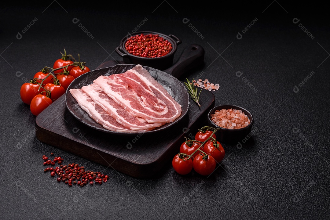 A imagem mostra fatias de barriga de porco crua, também conhecida como toucinho ou, em alguns casos, bacon. A barriga de porco