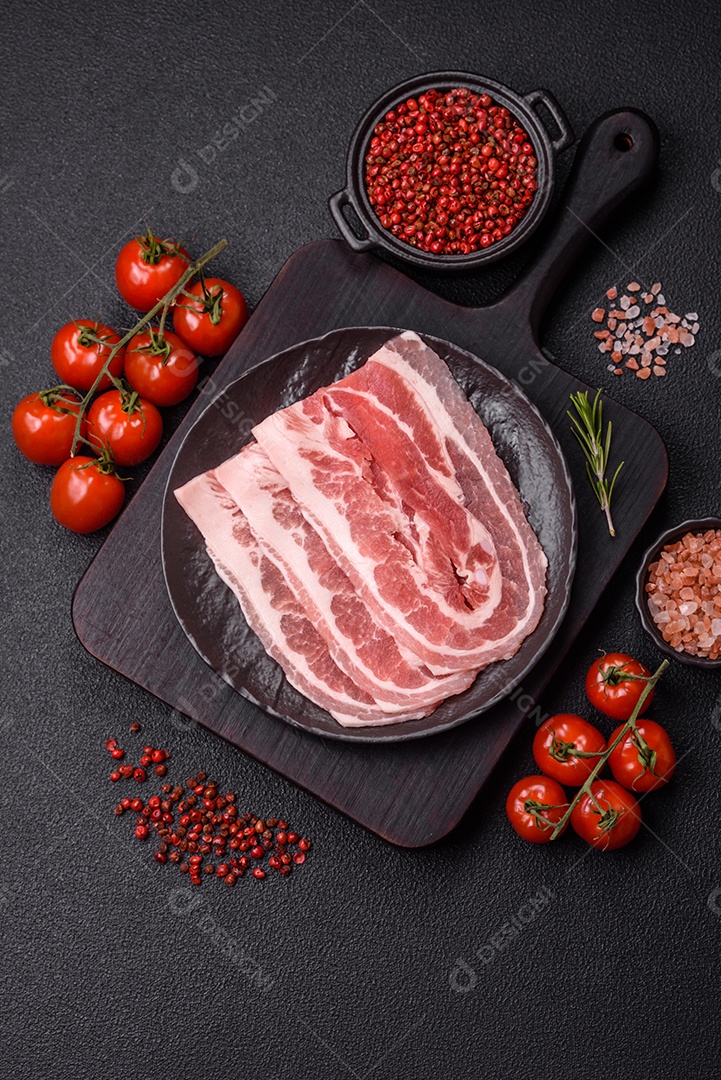 A imagem mostra fatias de barriga de porco crua, também conhecida como toucinho ou, em alguns casos, bacon. A barriga de porco