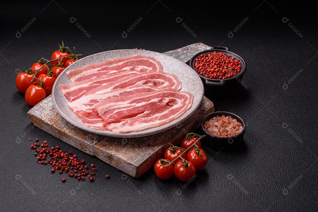 A imagem mostra fatias de barriga de porco crua, também conhecida como toucinho ou, em alguns casos, bacon. A barriga de porco