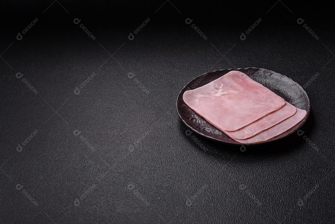 A imagem mostra fatias de presunto, que é um tipo de frios produzido a partir da perna traseira do porco