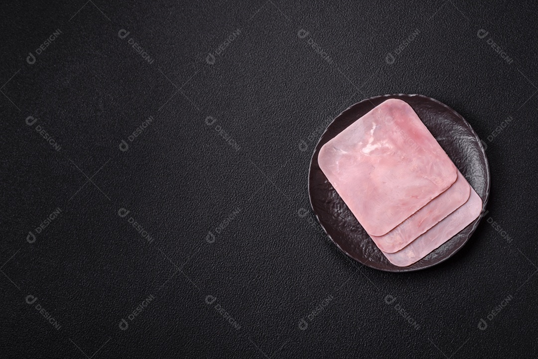 A imagem mostra fatias de presunto, que é um tipo de frios produzido a partir da perna traseira do porco