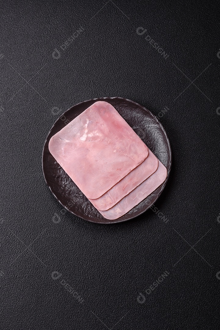 A imagem mostra fatias de presunto, que é um tipo de frios produzido a partir da perna traseira do porco