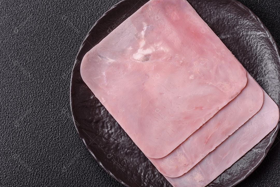 A imagem mostra fatias de presunto, que é um tipo de frios produzido a partir da perna traseira do porco