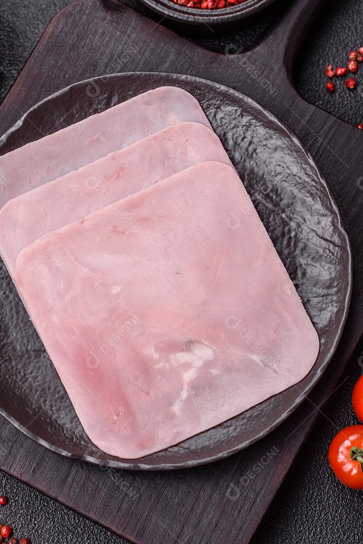 A imagem mostra fatias de presunto, que é um tipo de frios produzido a partir da perna traseira do porco