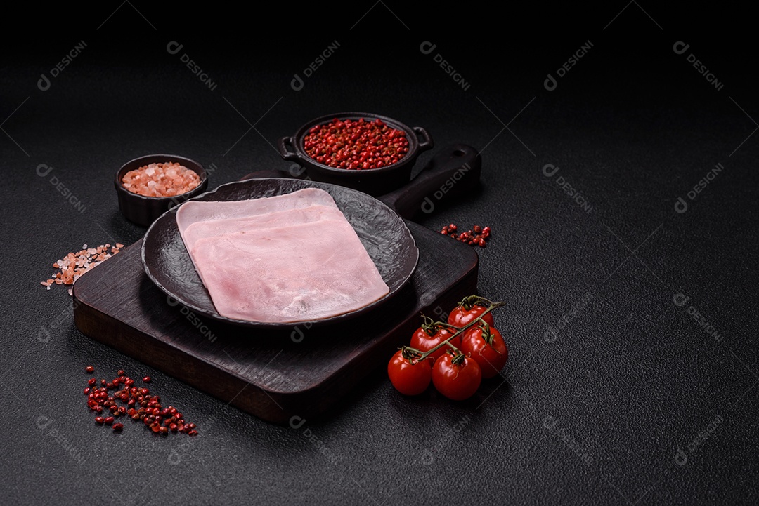 A imagem mostra fatias de presunto, que é um tipo de frios produzido a partir da perna traseira do porco