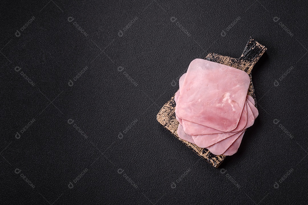 A imagem mostra fatias de presunto, que é um tipo de frios produzido a partir da perna traseira do porco