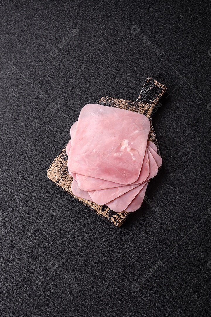 A imagem mostra fatias de presunto, que é um tipo de frios produzido a partir da perna traseira do porco