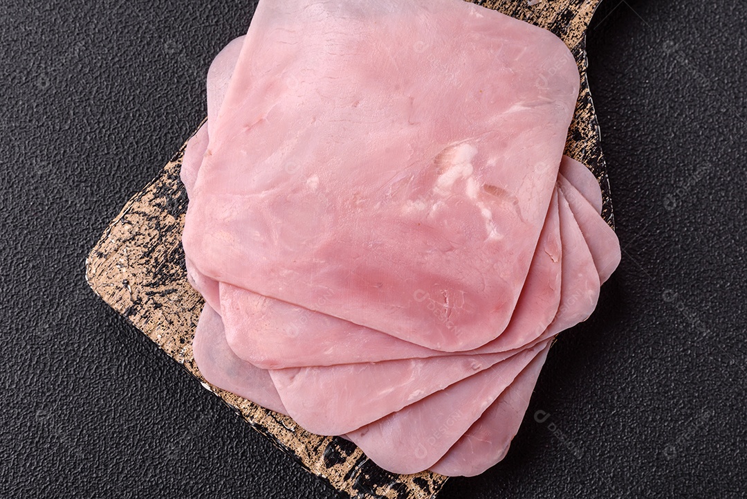 A imagem mostra fatias de presunto, que é um tipo de frios produzido a partir da perna traseira do porco