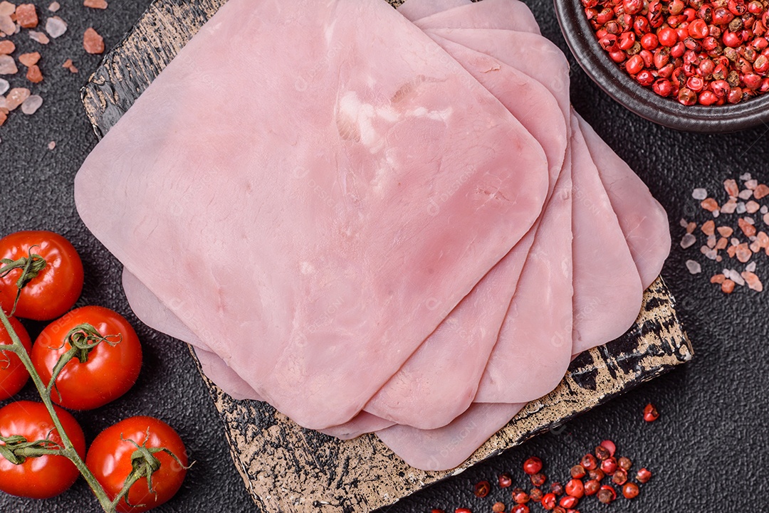 A imagem mostra fatias de presunto, que é um tipo de frios produzido a partir da perna traseira do porco