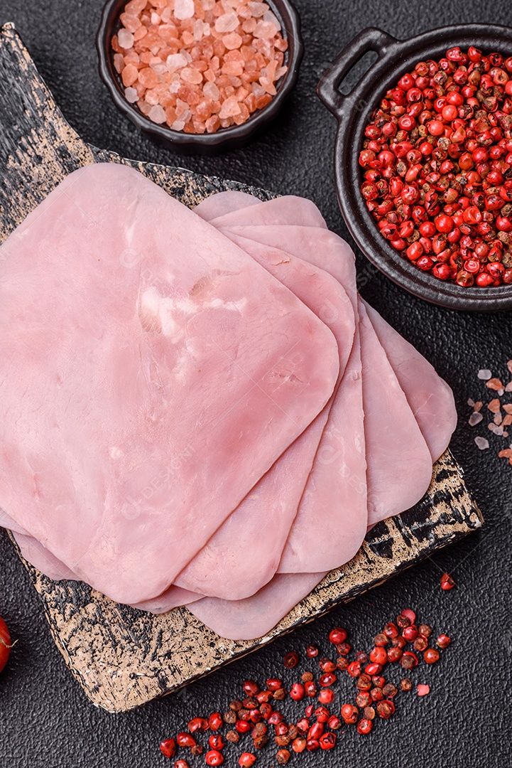 A imagem mostra fatias de presunto, que é um tipo de frios produzido a partir da perna traseira do porco