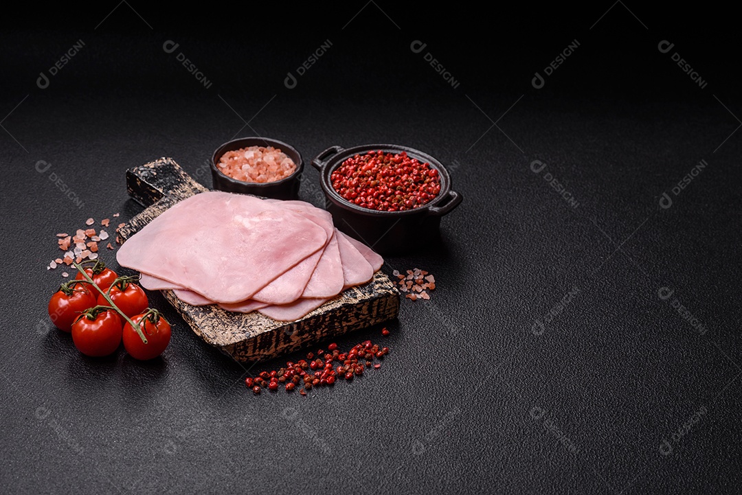 A imagem mostra fatias de presunto, que é um tipo de frios produzido a partir da perna traseira do porco