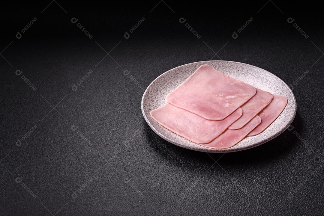 A imagem mostra fatias de presunto, que é um tipo de frios produzido a partir da perna traseira do porco