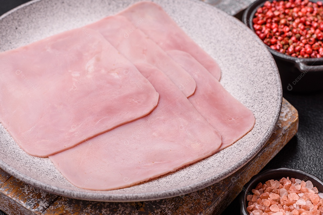 A imagem mostra fatias de presunto, que é um tipo de frios produzido a partir da perna traseira do porco