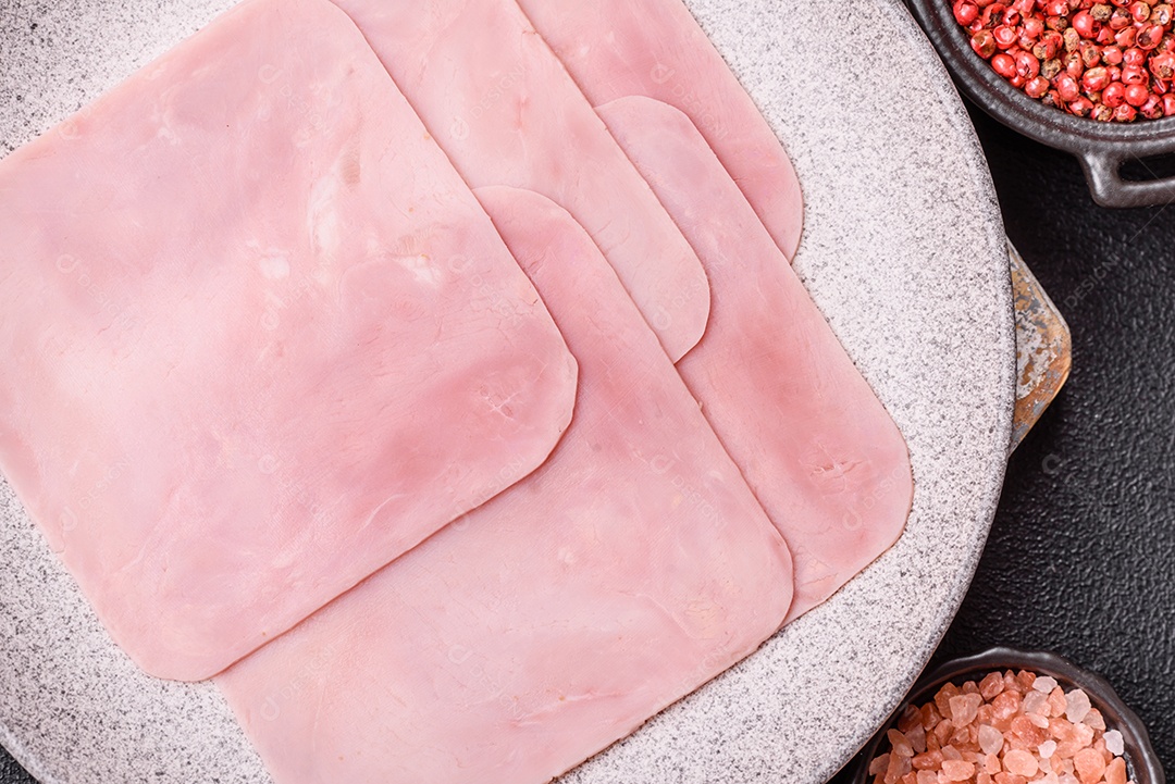 A imagem mostra fatias de presunto, que é um tipo de frios produzido a partir da perna traseira do porco