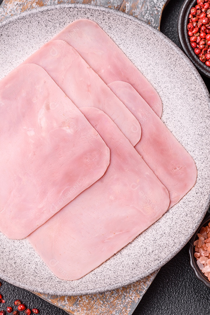 A imagem mostra fatias de presunto, que é um tipo de frios produzido a partir da perna traseira do porco