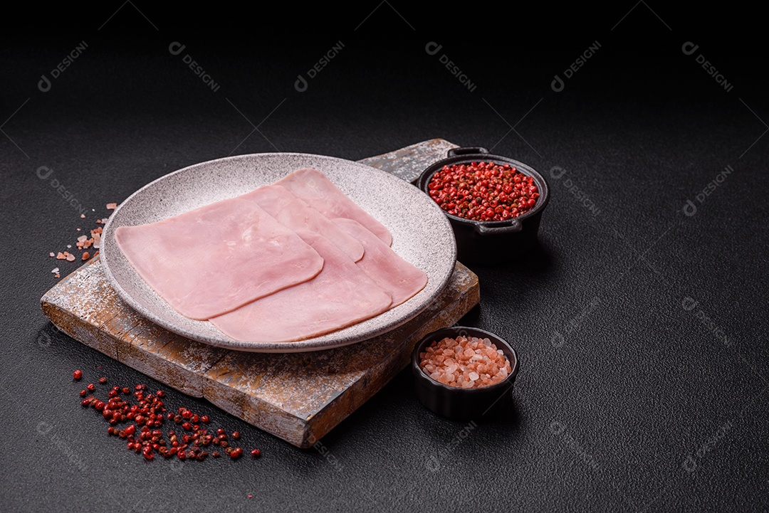 A imagem mostra fatias de presunto, que é um tipo de frios produzido a partir da perna traseira do porco