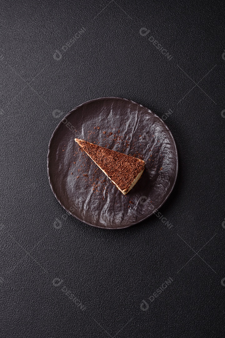 A imagem mostra duas fatias de bolo, uma com cobertura de chocolate granulado