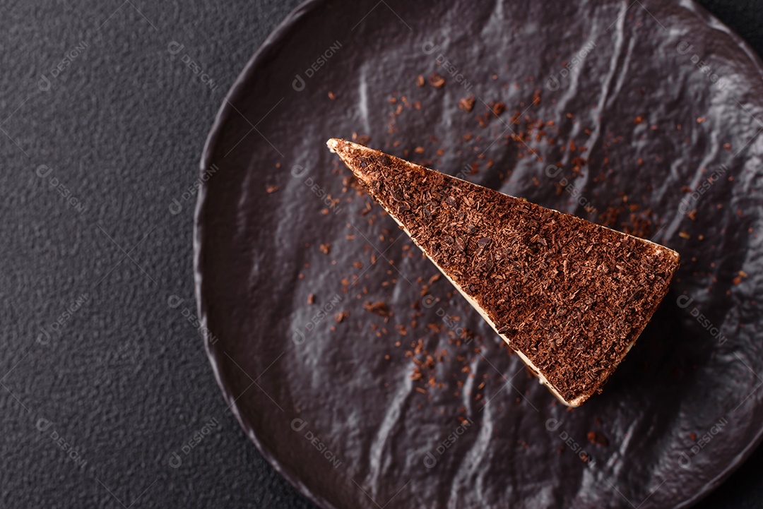 A imagem mostra duas fatias de bolo, uma com cobertura de chocolate granulado