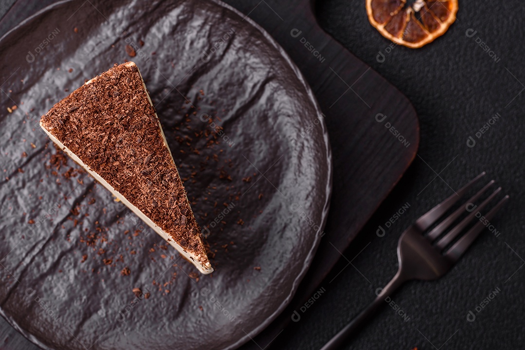 A imagem mostra duas fatias de bolo, uma com cobertura de chocolate granulado